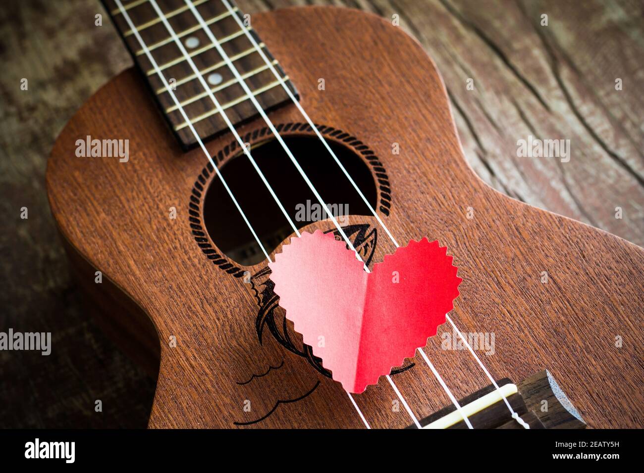 La chitarra retrò per l'amante nel giorno di San Valentino. Foto Stock
