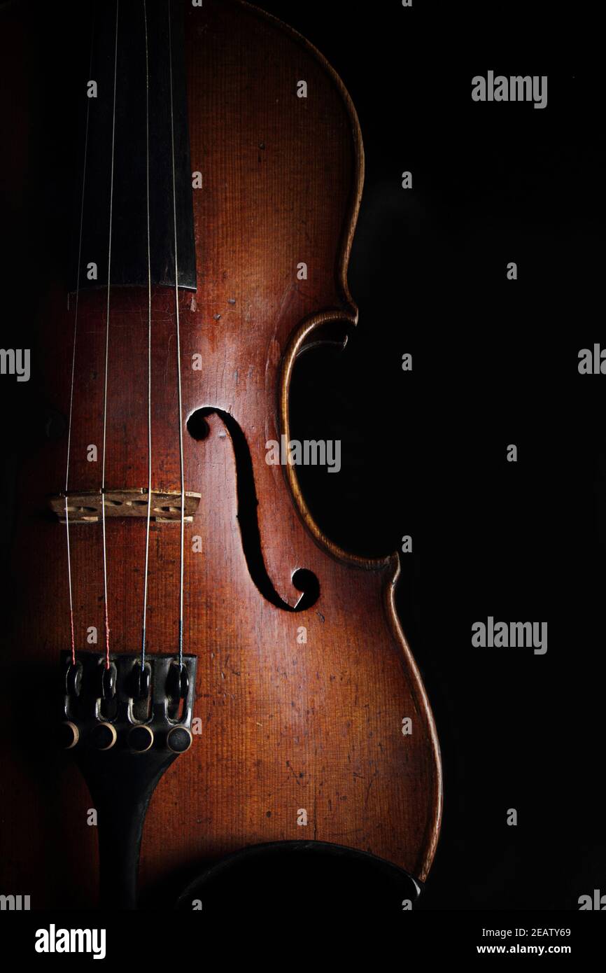 Violino d'epoca su sfondo scuro. Vista in primo piano. Foto Stock