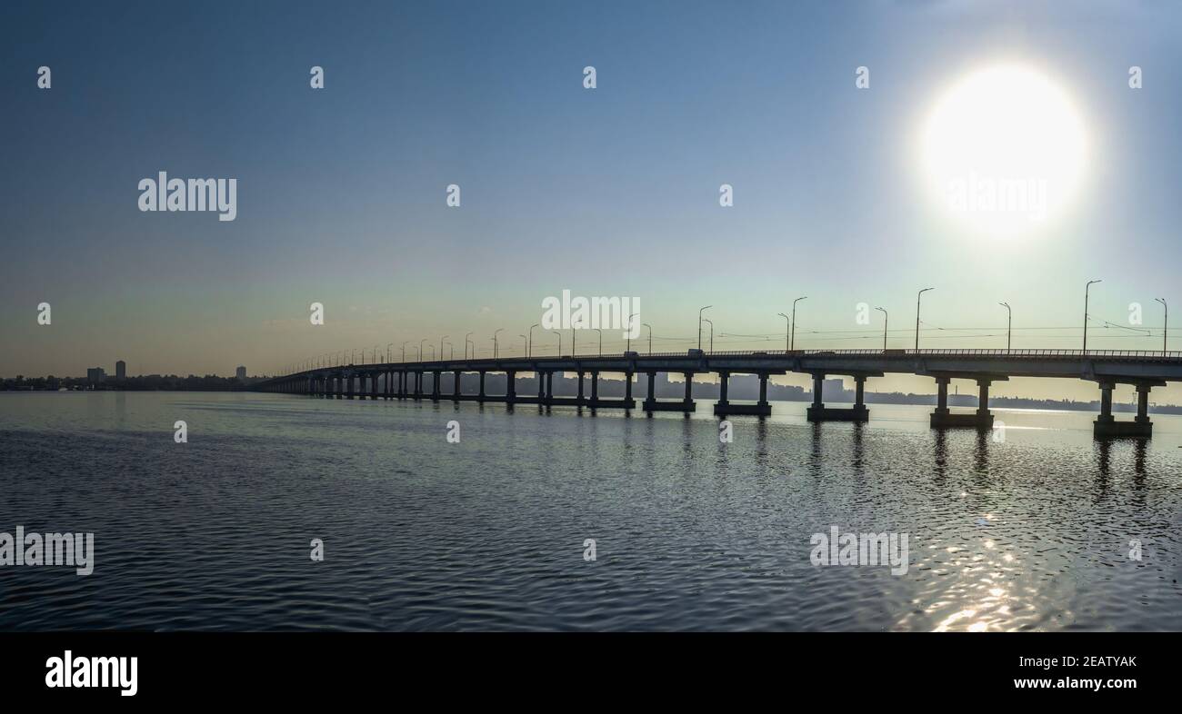 Ponte centrale nella città di Dnipro, Ucraina Foto Stock