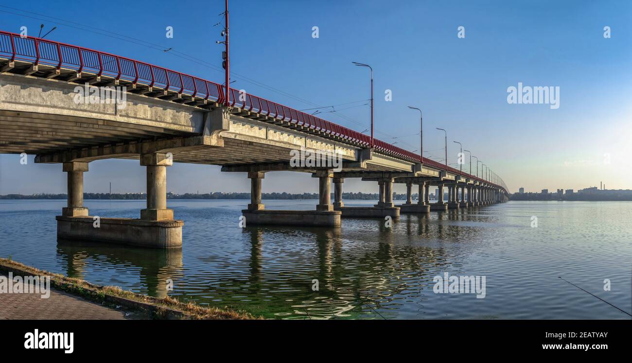 Ponte centrale nella città di Dnipro, Ucraina Foto Stock