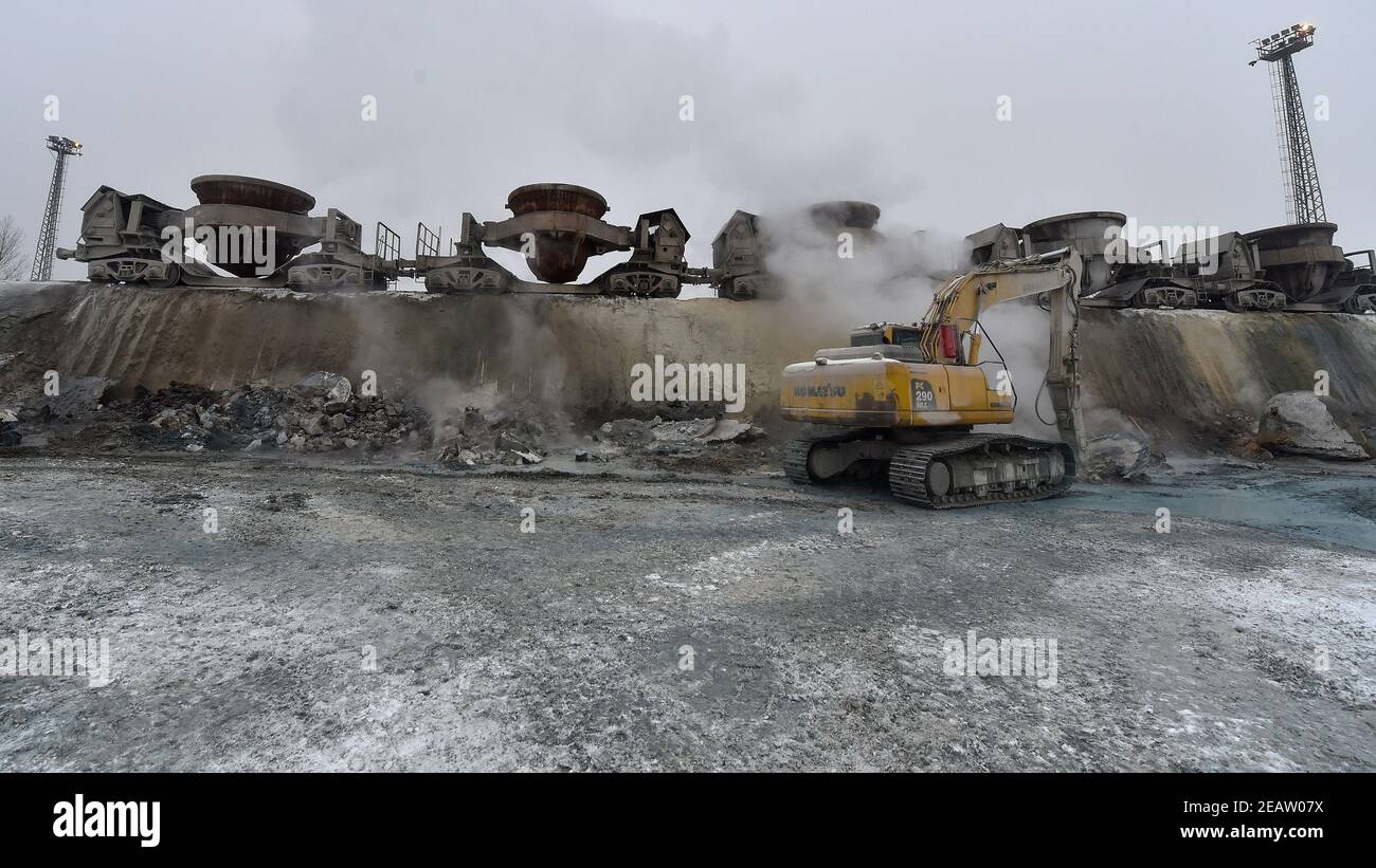 Ostrava, Repubblica Ceca. 10 Feb 2021. Operazione invernale nello stabilimento di scorie della Liberty Ostrava, Repubblica Ceca, 10 febbraio 2021. Liberty Ostrava, con una capacità produttiva annua di 3.6 milioni di tonnellate di acciaio, fornisce i suoi prodotti a più di 40 paesi. Ha inoltre 6,000 dipendenti con le sue filiali. Liberty Ostrava appartiene al Liberty Steel Group, che fa parte della Global GFG Alliance appartenente alla famiglia dell'imprenditore britannico Sanjeev Gupta. Credit: Jaroslav Ozana/CTK Photo/Alamy Live News Foto Stock