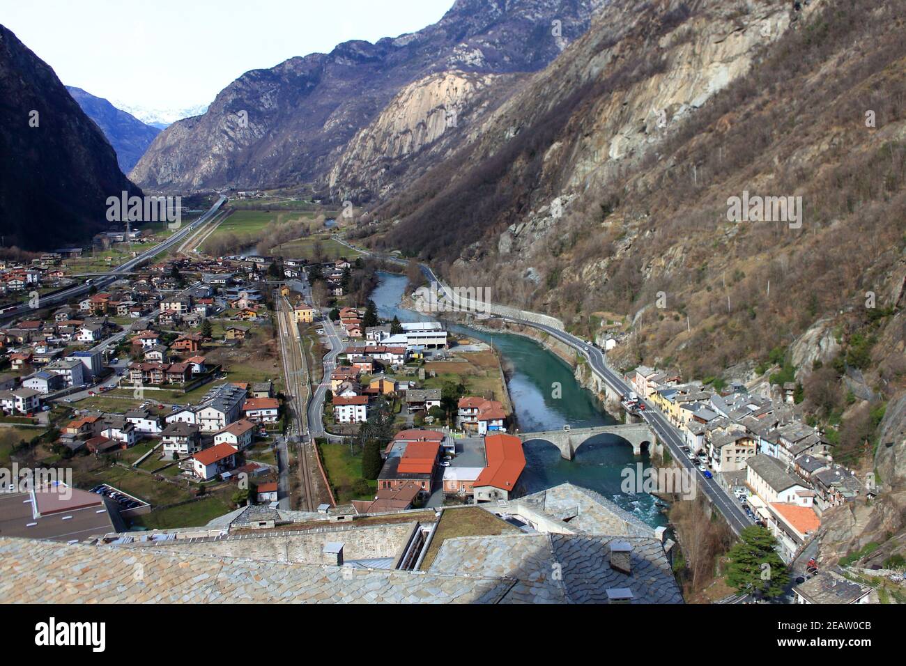 Vista panoramica aerea del villaggio montano di Bard dal forte medievale omonimo, Italia. Foto Stock