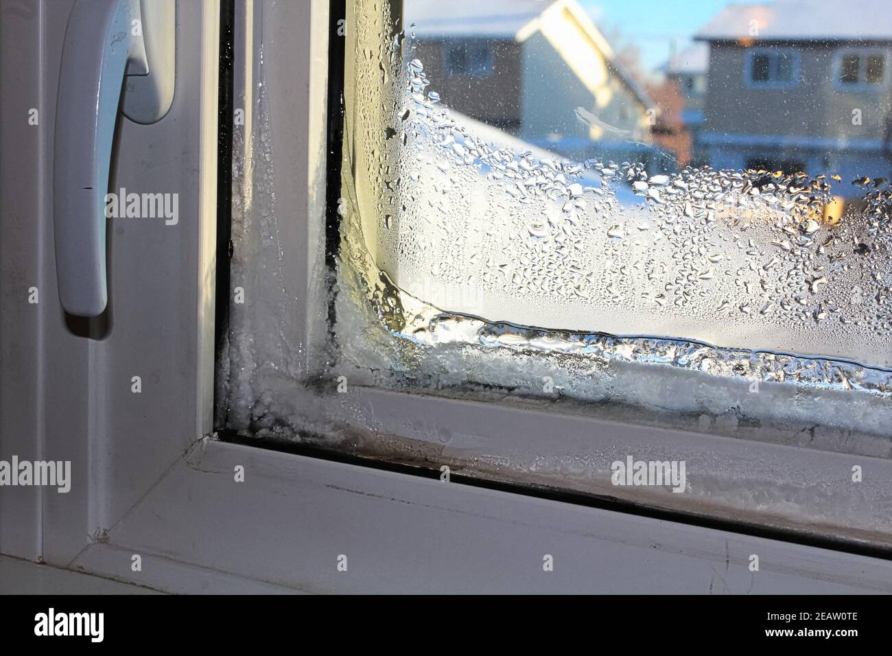 Closeup di una finestra surgelata all'interno in inverno Foto Stock