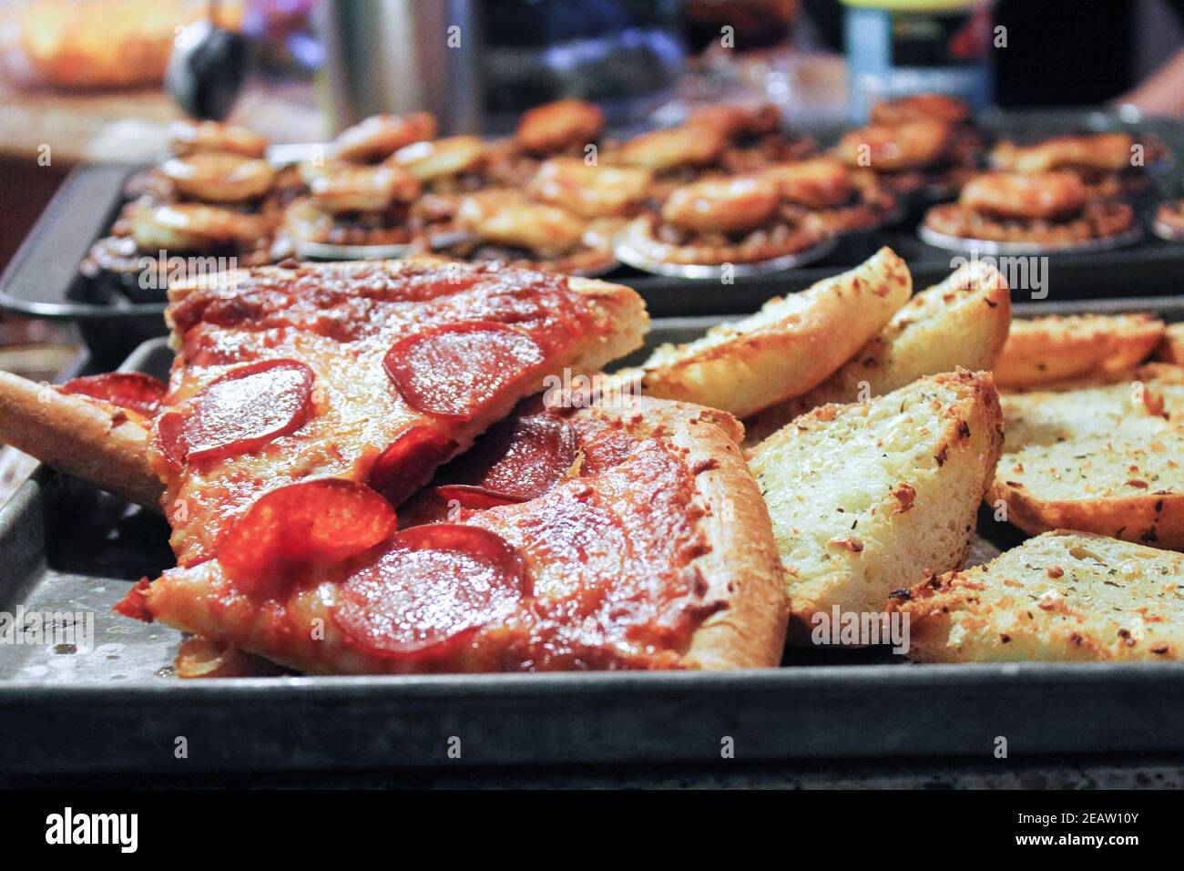 Un mucchio di cibo vario su un contatore per a. riunione di famiglia Foto Stock