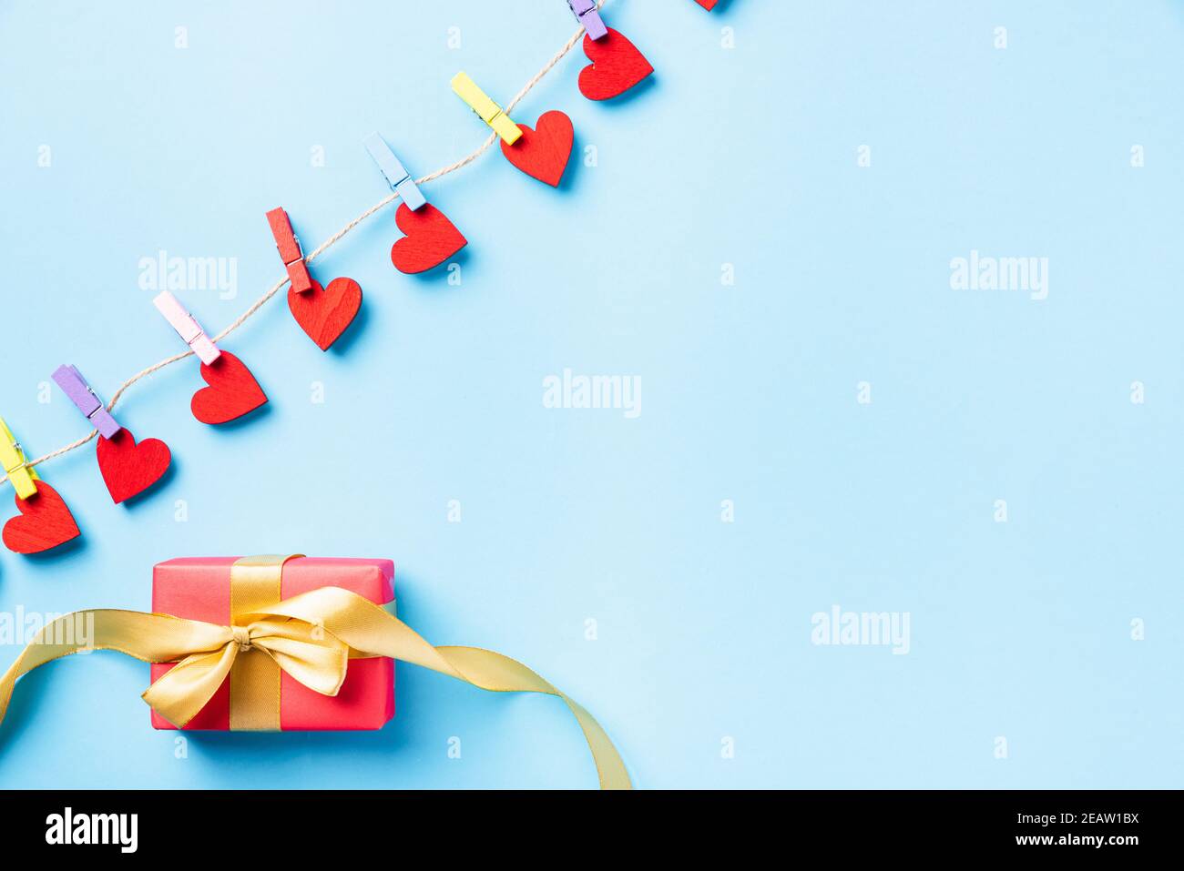 decorazione valentines a forma di cuore appeso con clip per amore e rosso confezione regalo Foto Stock