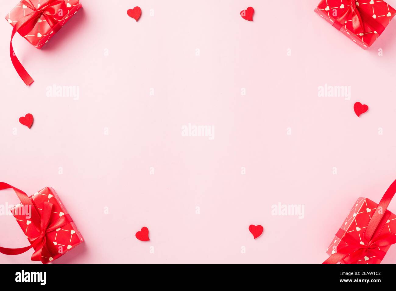 Telaio in scatola regalo rossa con archetto a nastro e. cuori in legno rosso a forma di cuore Foto Stock