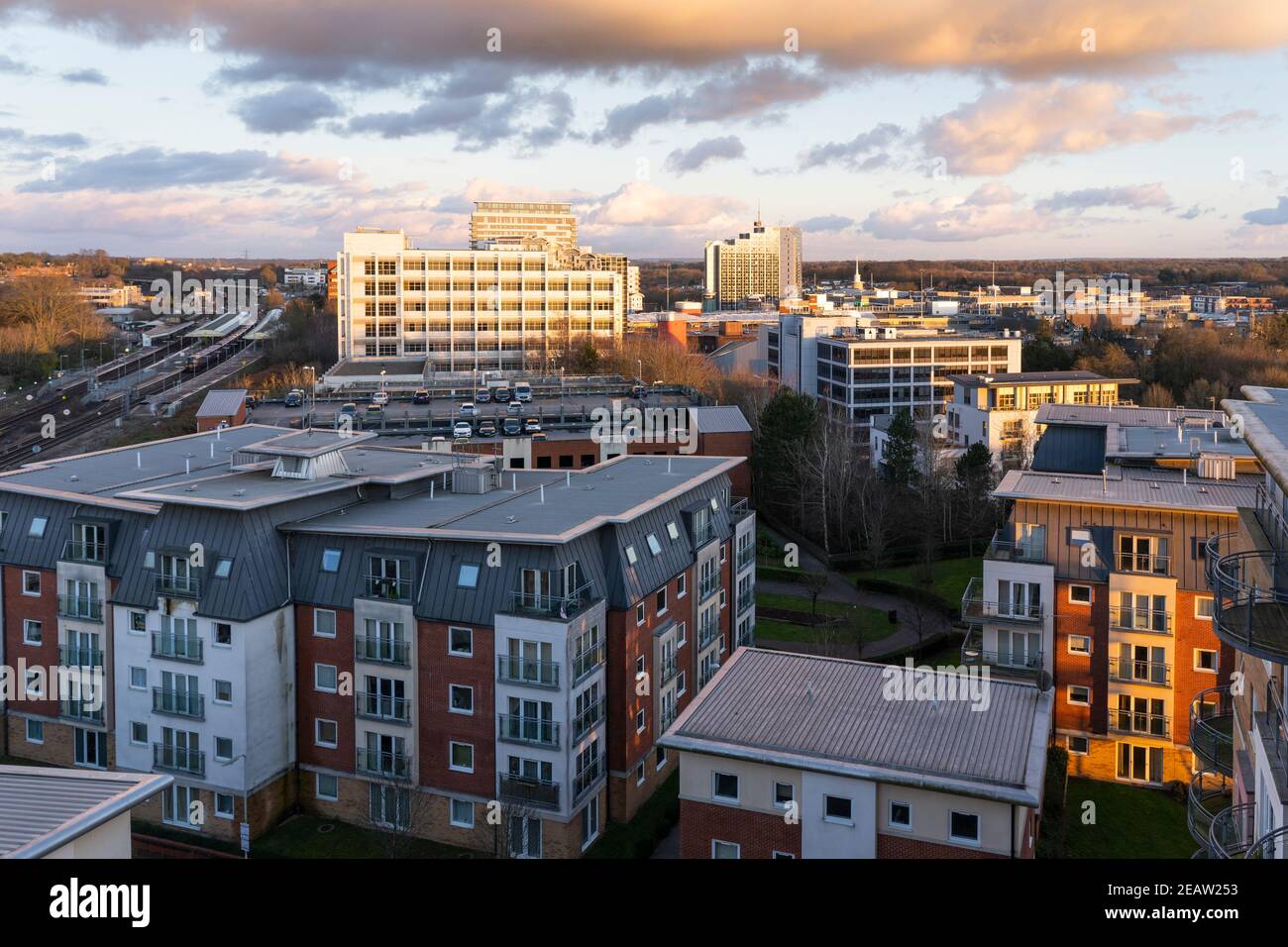 Vista aerea invernale attraverso il centro di Basingstoke, la stazione ferroviaria e gli alti appartamenti. Concetto: Locazione, costo della vita, mercato immobiliare Foto Stock