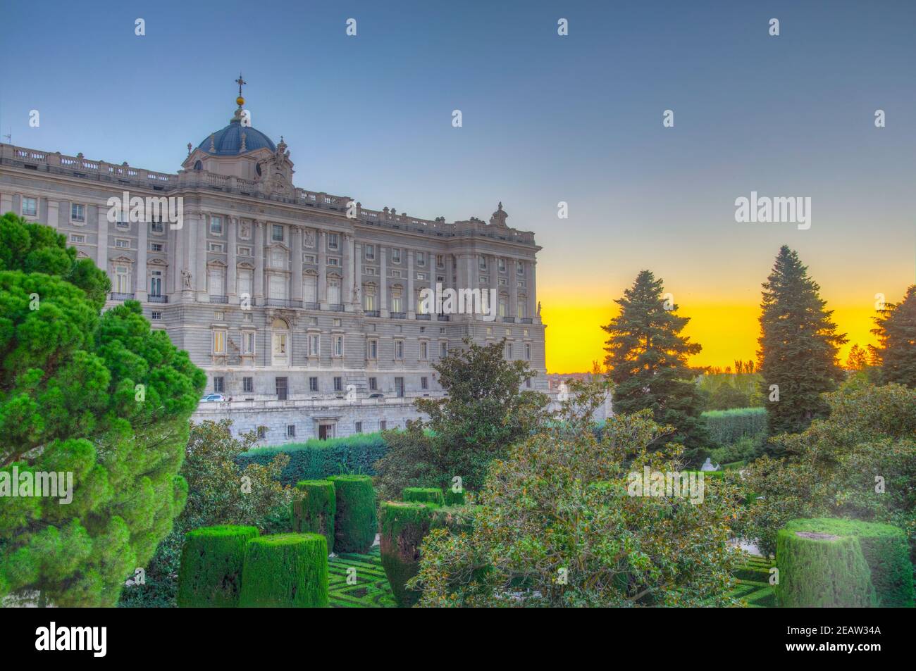 Palazzo reale di Madrid, Spagna visto dai giardini jardines de sabatini - de sabatini. Foto Stock