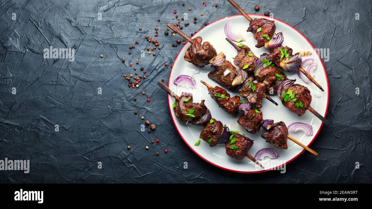 Kebab di fegato di manzo alla griglia Foto Stock
