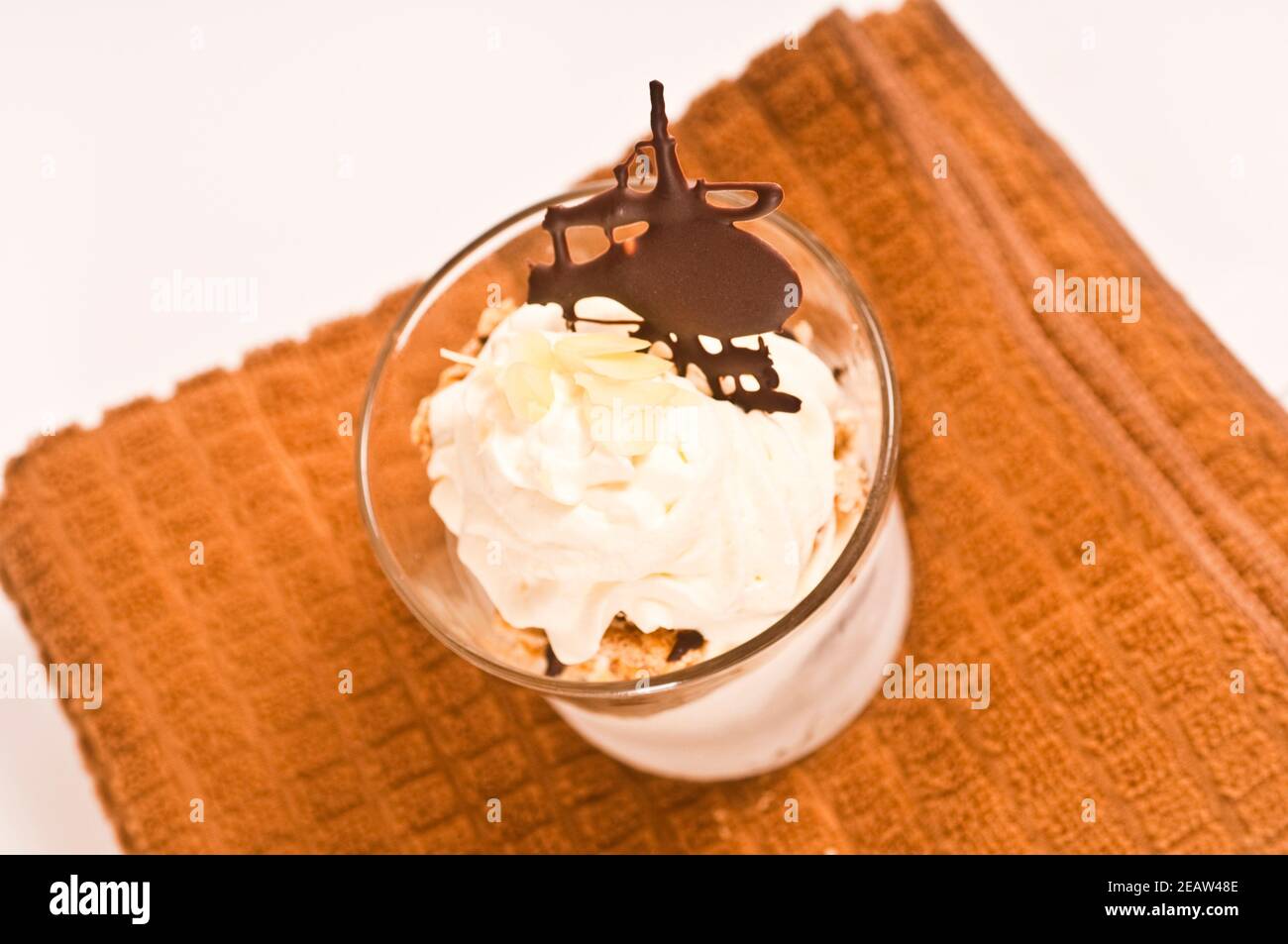Baiser-EIS-Dessert mit Schokolade Foto Stock