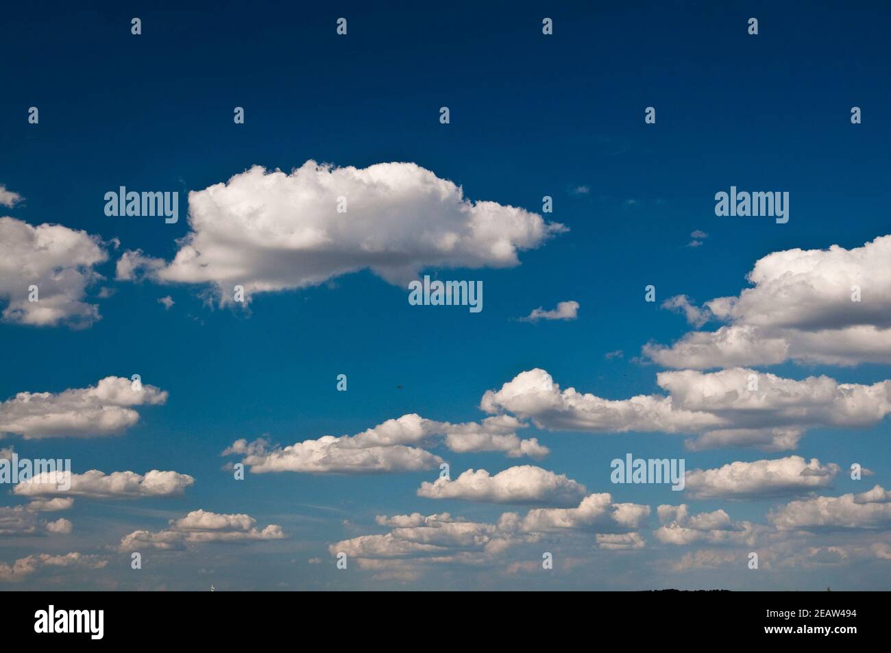 blauer Wolkenhimmel Foto Stock