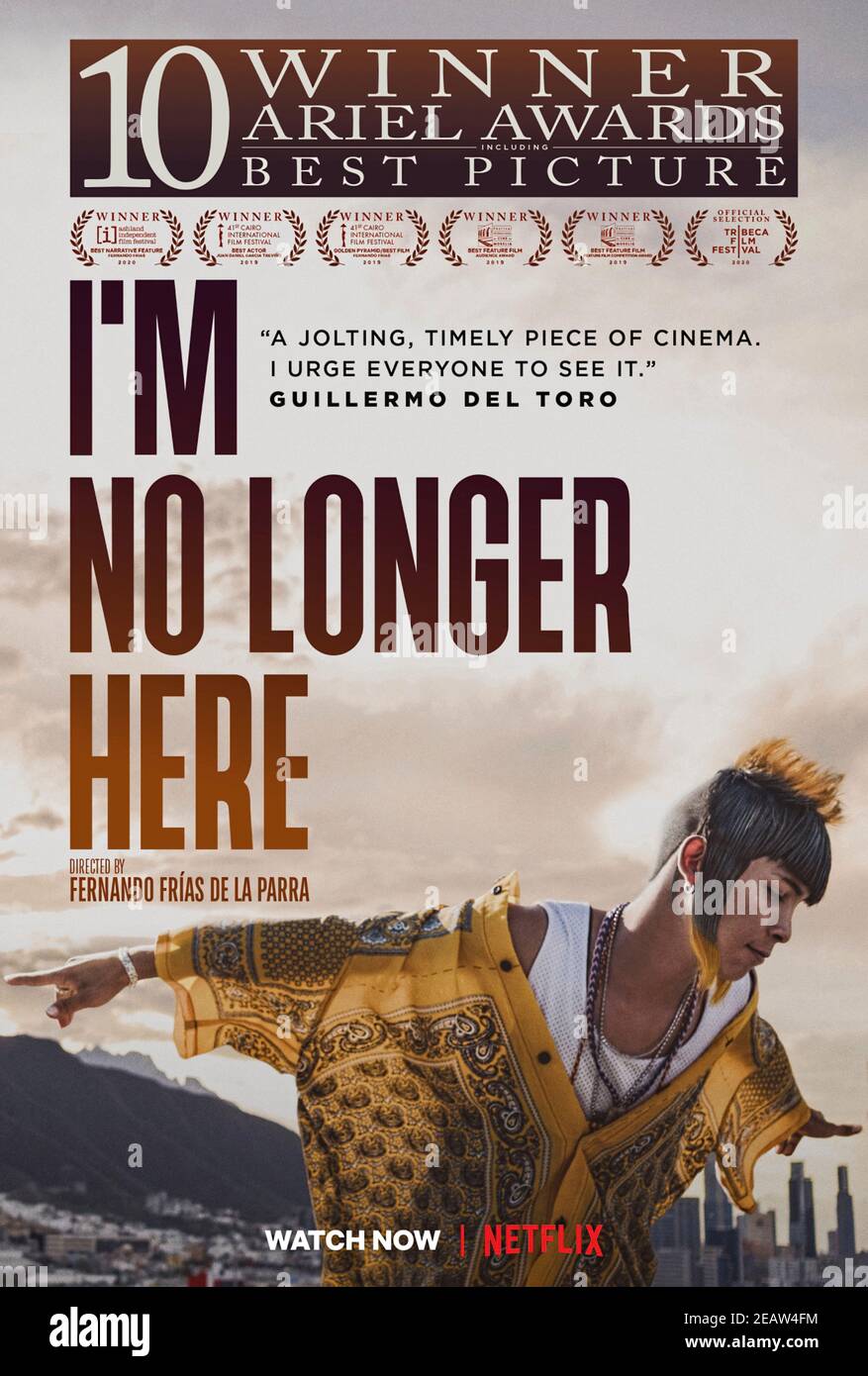 Non sono più qui (2020) diretto da Fernando Frias e interpretato da Daniel Garcia, Xueming Angelina Chen e Sophia Metcalf. Il leader di una giovane banda di strada messicana è costretto all'esilio negli Stati Uniti per sfuggire a un cartello locale, ma presto aspira a tornare a casa. Foto Stock
