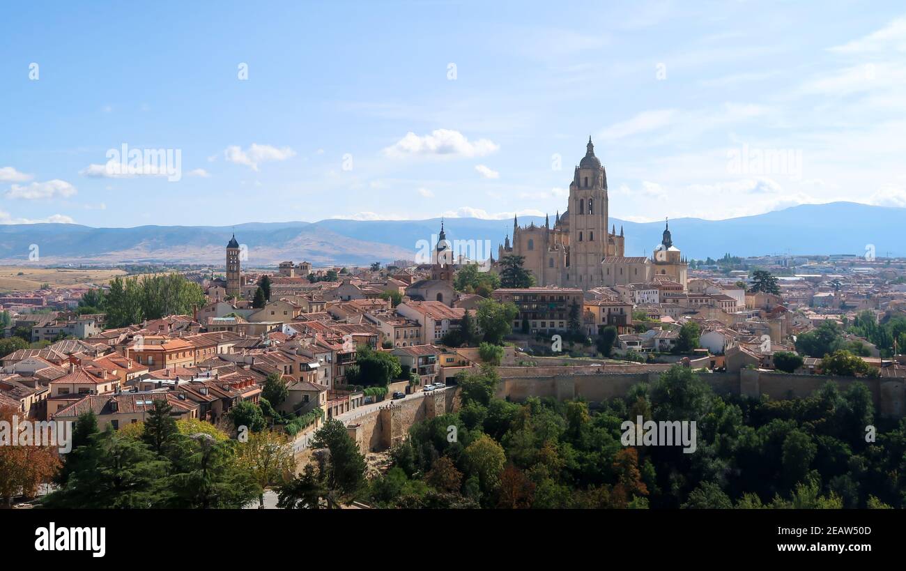 Un'immagine complessiva della cattedrale di Segovia e del paesaggio urbano di Segovia. Foto Stock