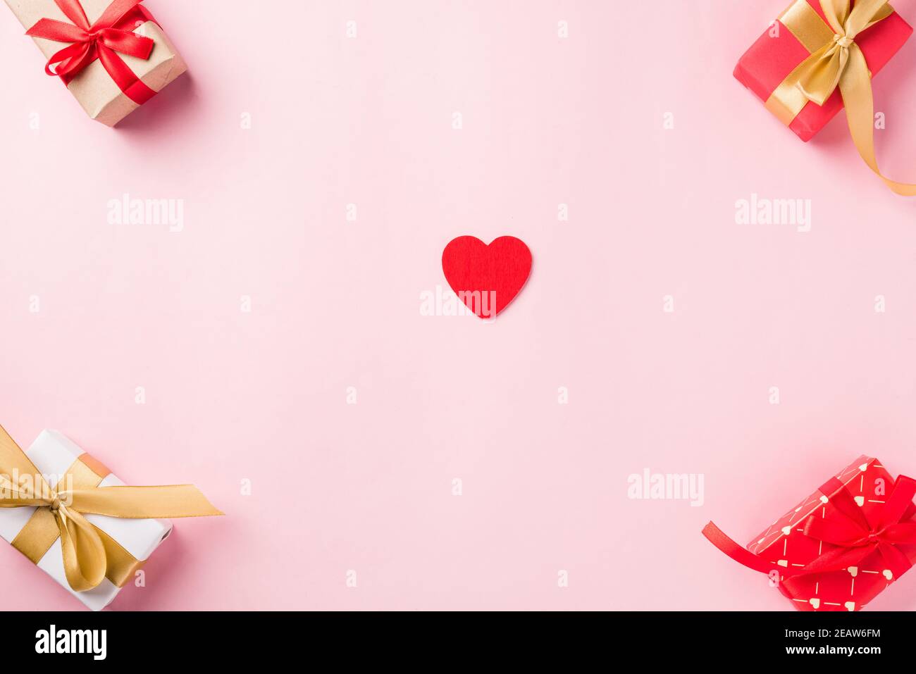 Telaio in scatola regalo rossa con archetto a nastro e. cuori in legno rosso a forma di cuore Foto Stock