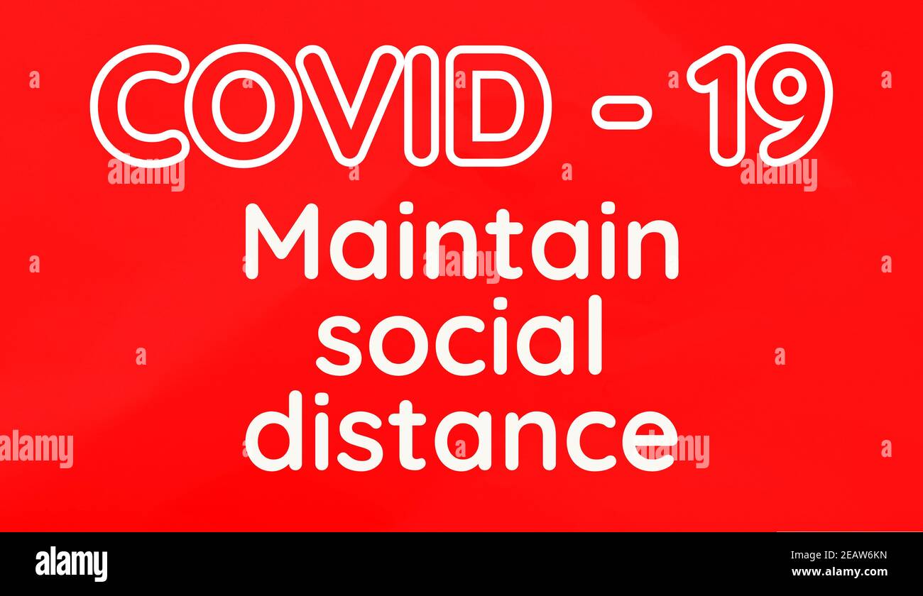 COVID - 19 mantenere l'iscrizione a distanza sociale su sfondo rosso Foto Stock