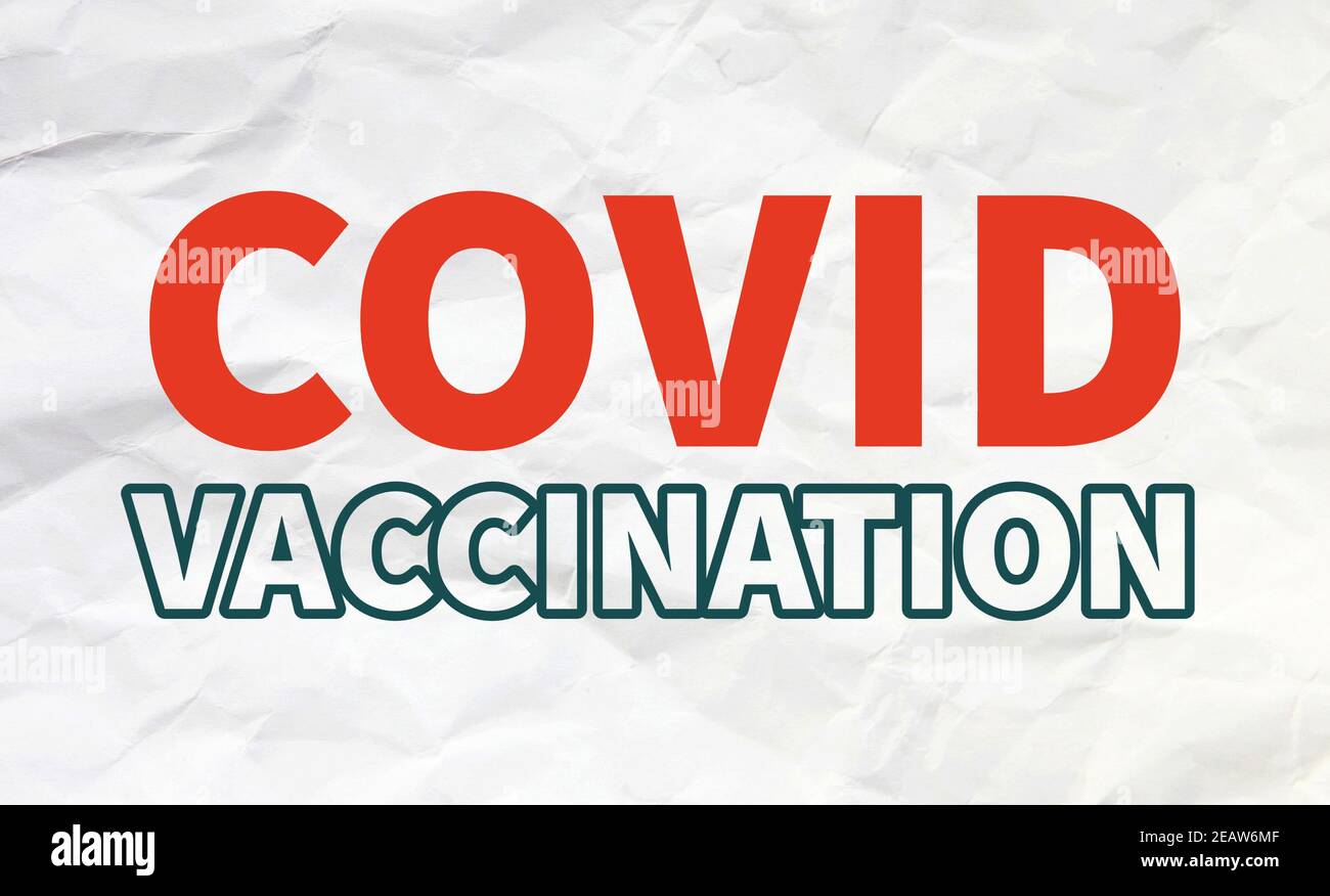 Iscrizione alla vaccinazione COVID su sfondo bianco. La malattia del coronavirus 2019 (COVID-19) è una malattia contagiosa causata da grave sindrome respiratoria acuta coronavirus 2 (SARS-COV-2) Foto Stock