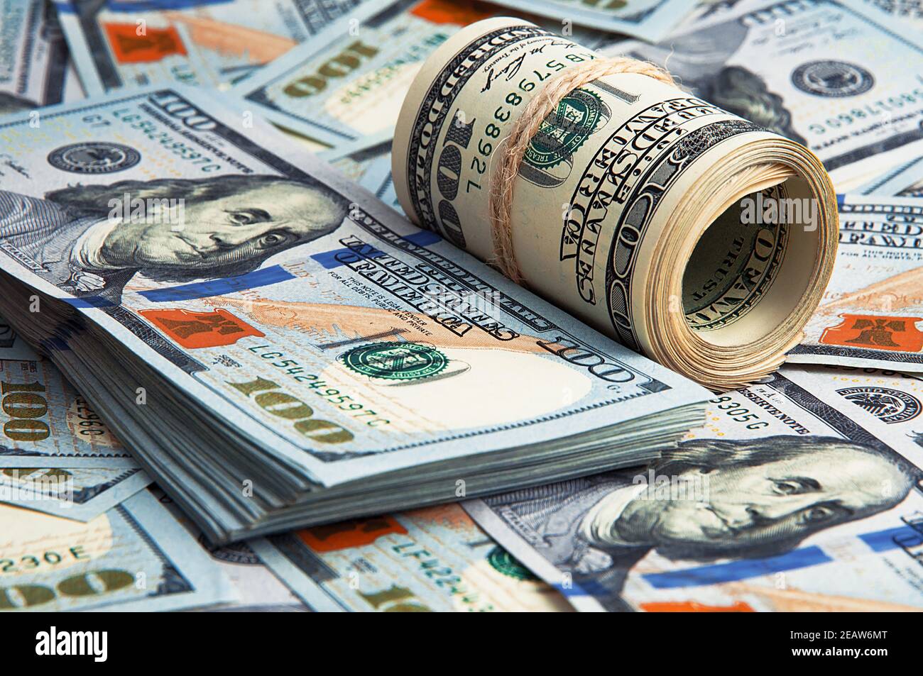 Banconote da cento dollari in contanti, le banconote sono un'immagine di fondo del dollaro sparso. Foto Stock