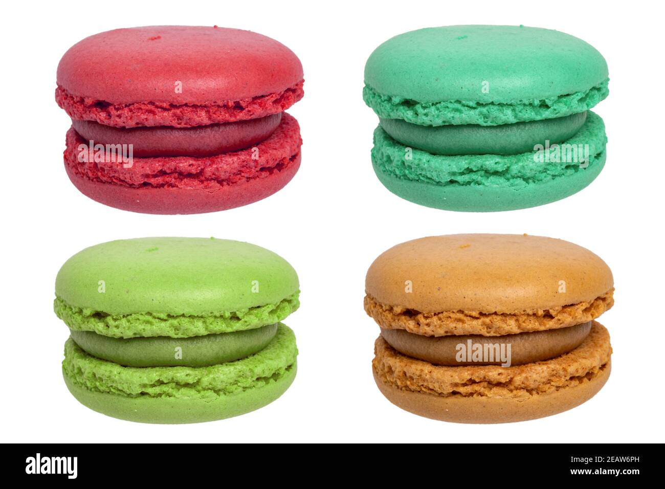 Dolci, dessert e dolci. Collage di vari macaroon francesi originali multicolore isolati su sfondo bianco. Come fragola rossa, pistacchio verde, limone giallo, cioccolato marrone o amaretti di lamponi rossi. Foto Stock