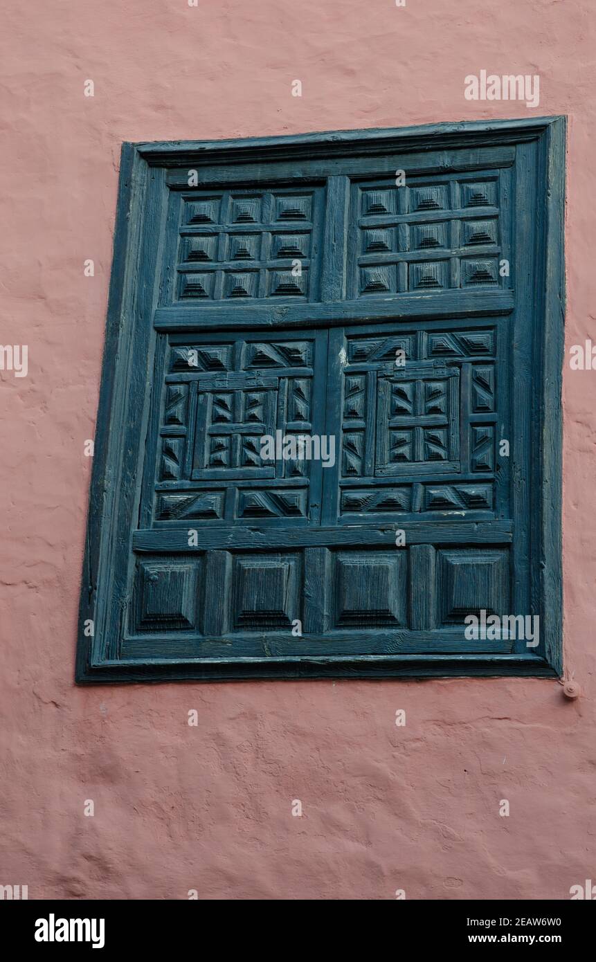 Finestra tradizionale su un edificio di San Sebastian de la Gomera. Foto Stock