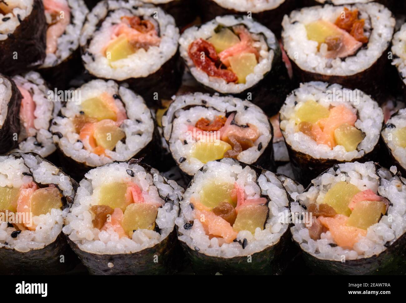 Vista dall'alto della pila di piatti giapponesi di sushi maki roll plate. Foto Stock