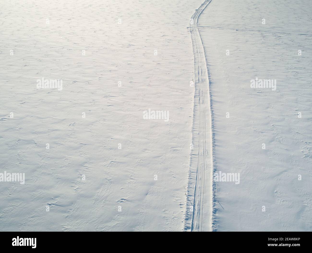 Percorso invernale in aereo campo innevato sopra il drone vista Foto Stock
