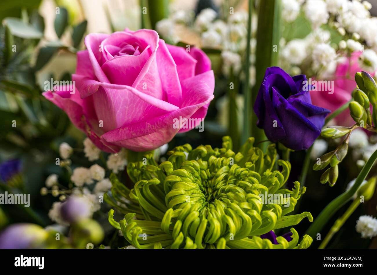Primo piano di un bouquet di fiori con un rosa rosa Foto Stock