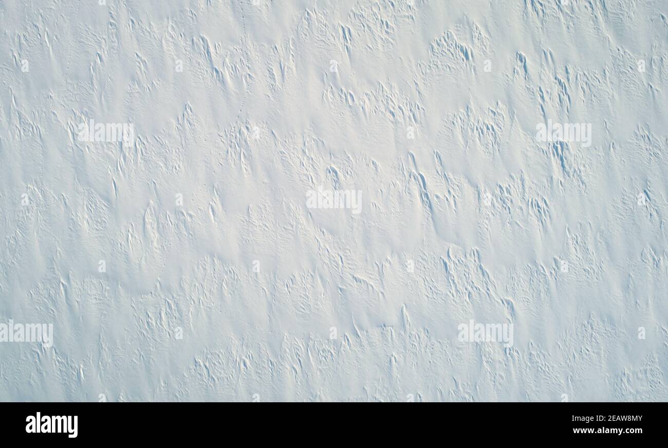 Antenna di sfondo del campo invernale sopra la vista del piano del drone Foto Stock