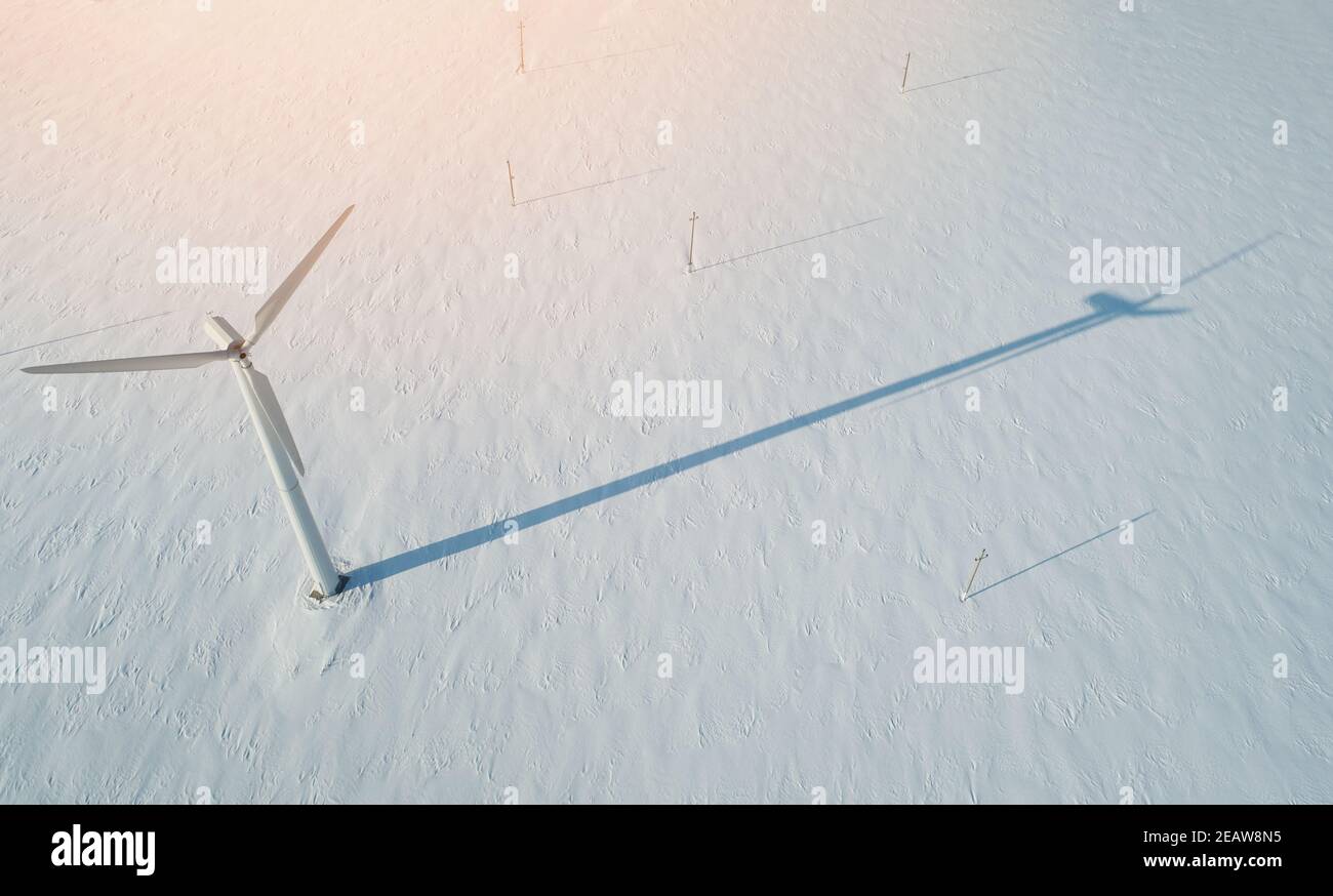 Impianto eolico in inverno archiviato sopra vista drone superiore Foto Stock