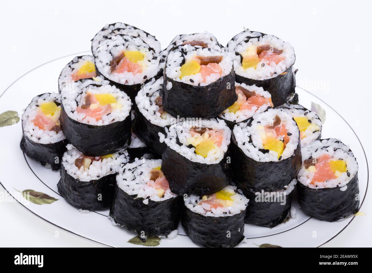 Sushi fresco rotoli maki isolati su sfondo bianco Foto Stock
