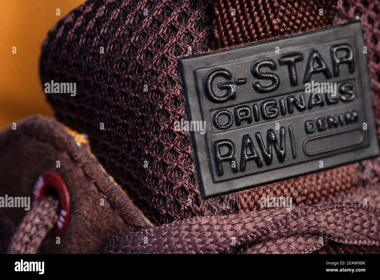 Etichetta G-Star Raw sul colore bordeaux scarpe casual uomo vicino dettagli su Foto Stock