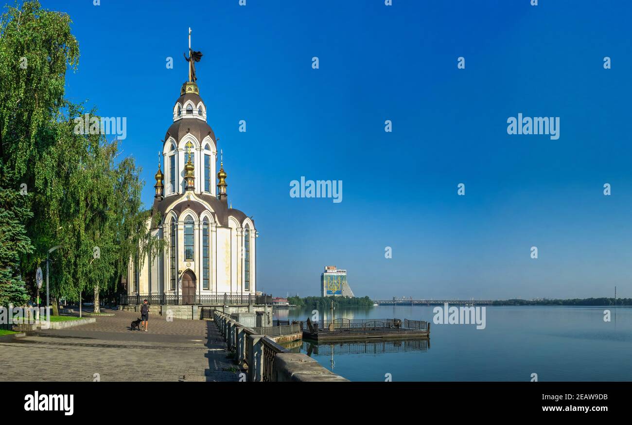 Chiesa sull'argine di Dnipro, Ucraina Foto Stock
