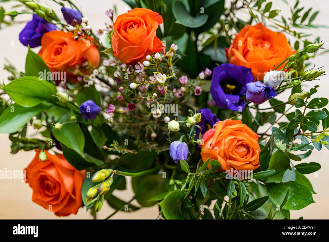 Primo piano di bouquet di fiori con rose arancioni Foto Stock