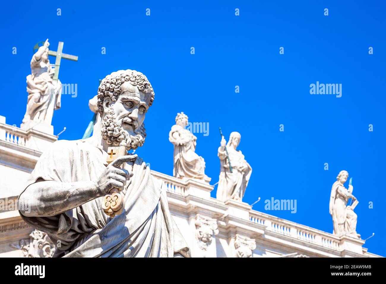Statua di San Pietro di fronte alla Cattedrale di San Pietro - Roma, Italia - Città del Vaticano Foto Stock