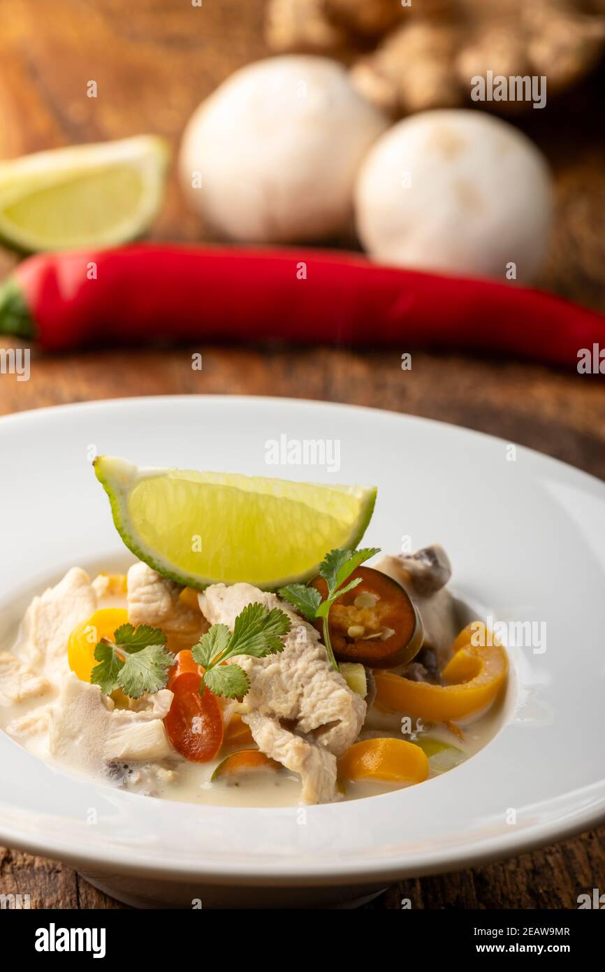 minestra tailandese tom kha gay con limone Foto Stock