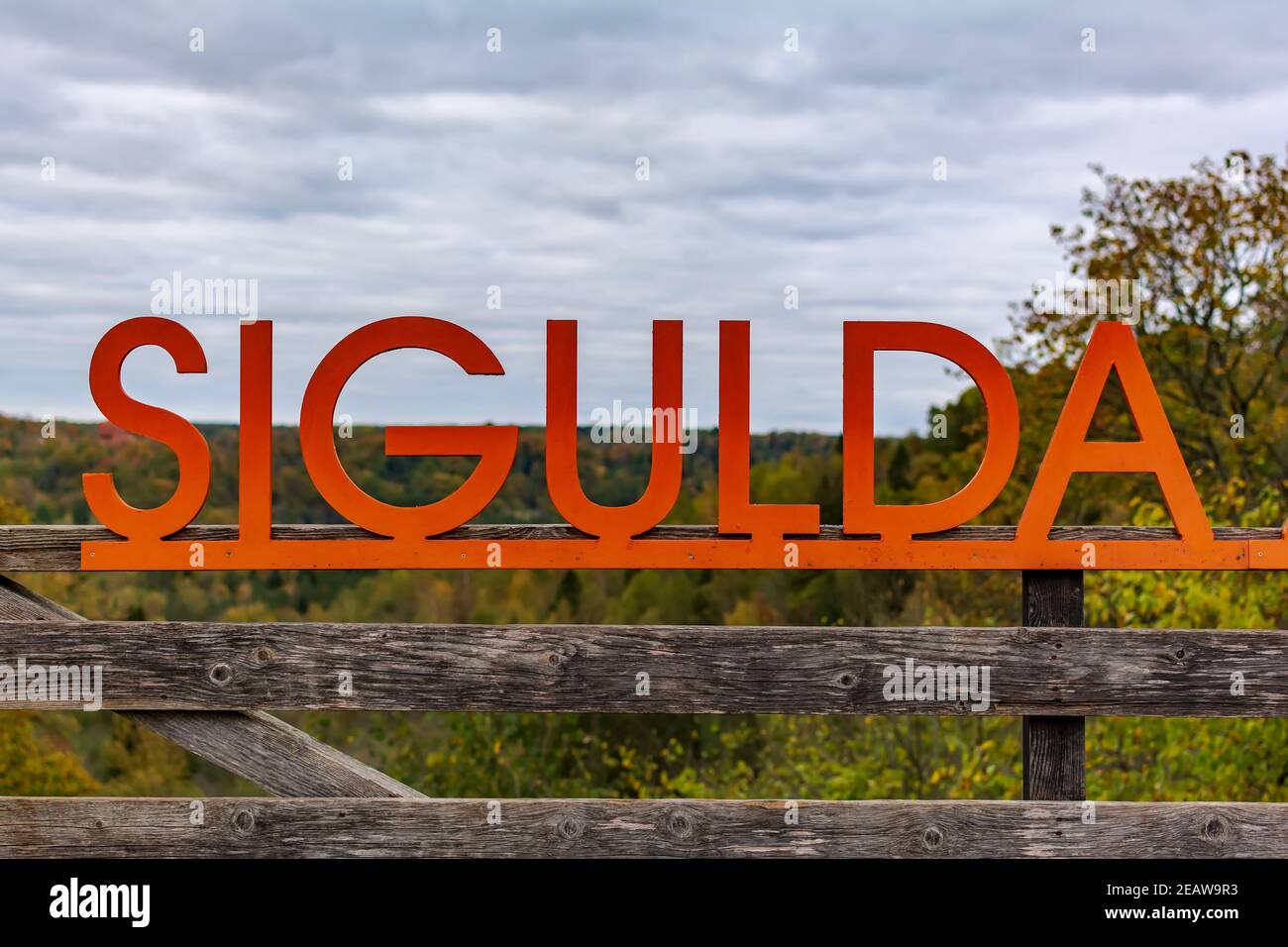 Grande iscrizione arancione Sigulda sul punto di vista nel castello medievale di Sigulda territorio Foto Stock