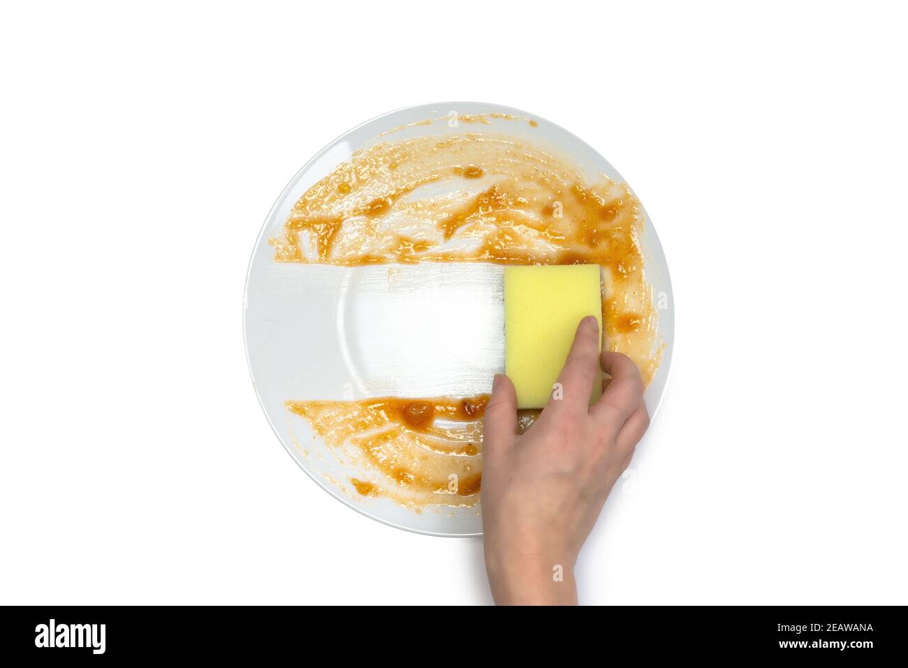 Piatto bianco rotondo sporco con salsa rossa, spugnetta gialla vista dall'alto, isolato su fondo bianco. Concetto di business di salute e pulizia Foto Stock