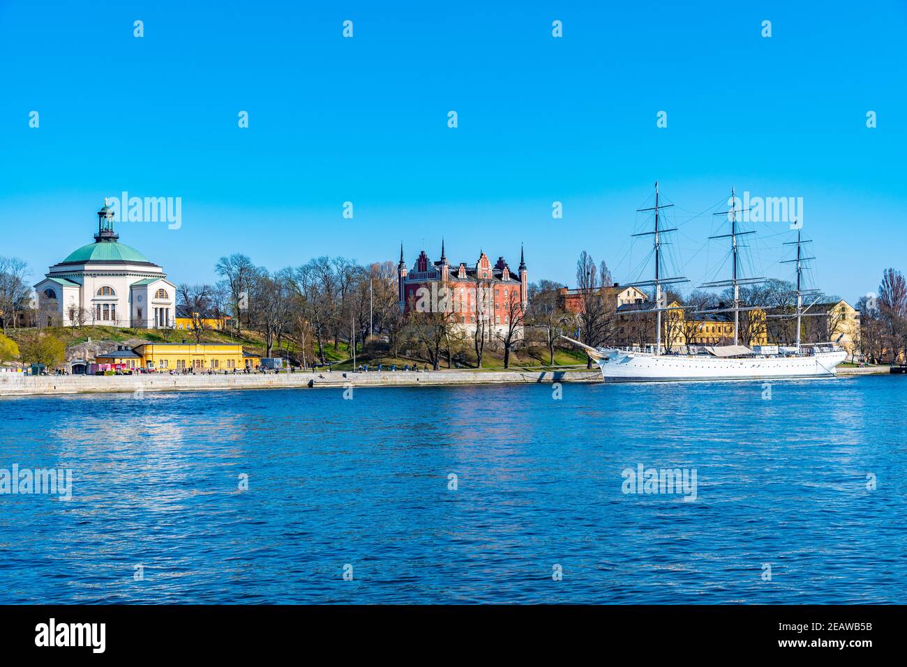 Edificio bianco di Eric Ericsonhallen sede di concerti e nave ostello AF Chapman a Stoccolma, Svezia Foto Stock