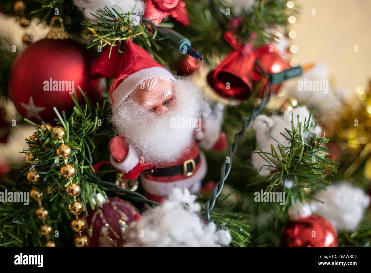Decorazioni natalizie di Babbo natale sull'albero di Natale 2 Foto Stock