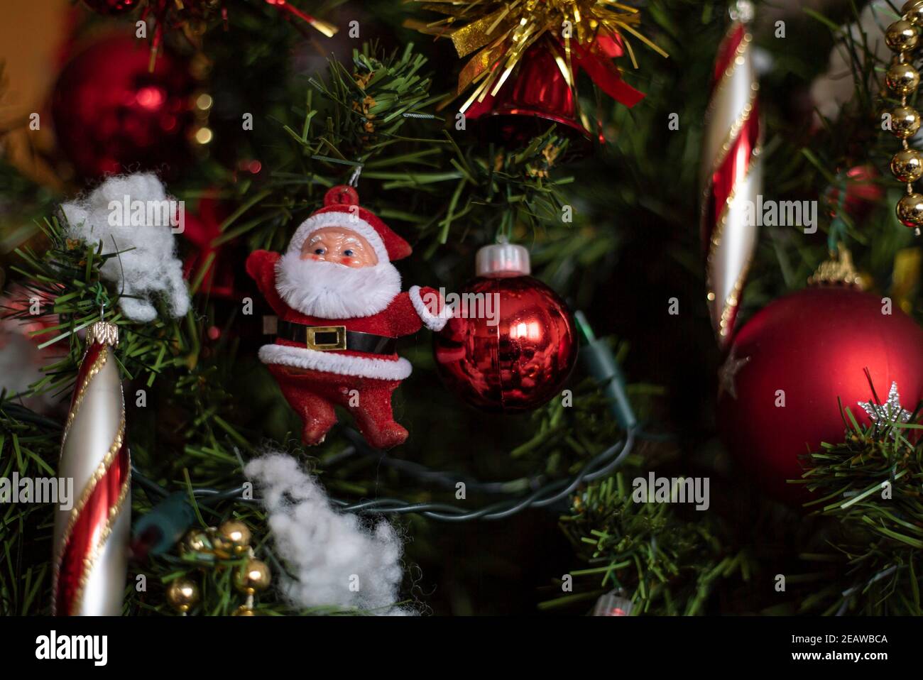 Decorazioni natalizie di Babbo natale sull'albero di Natale Foto Stock
