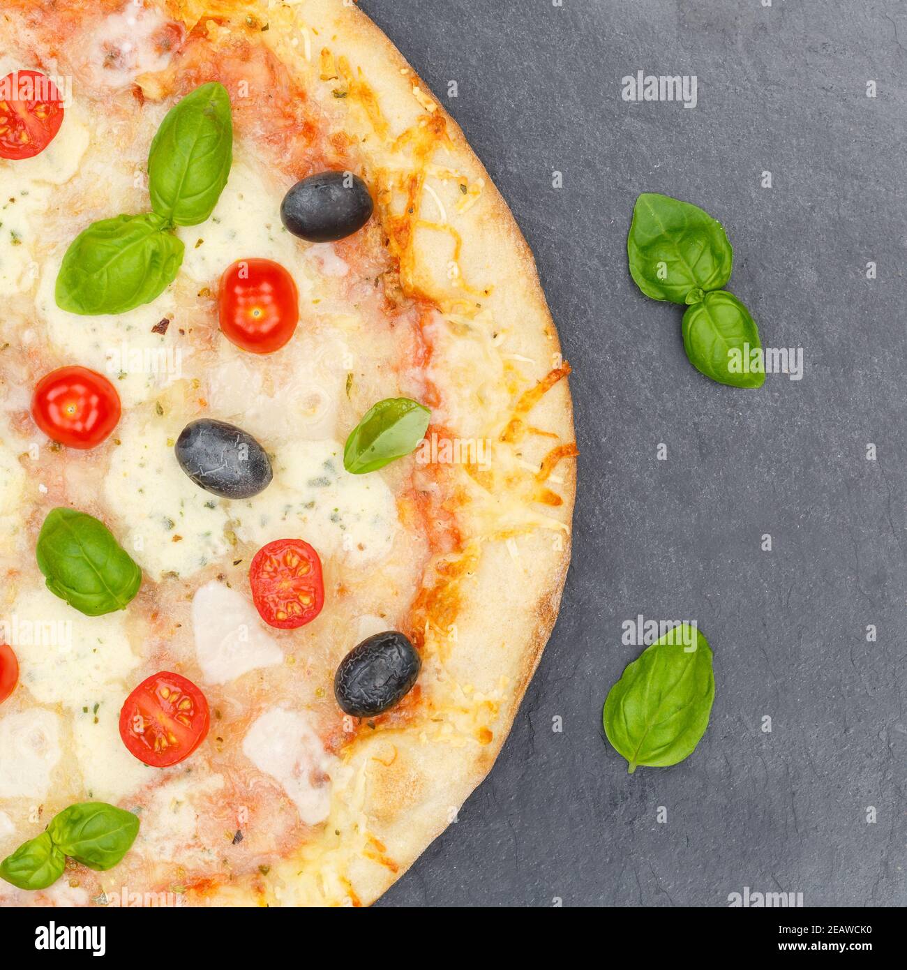 Pizza margarita margherita da sopra piazza primo piano su a. ardesia Foto  stock - Alamy