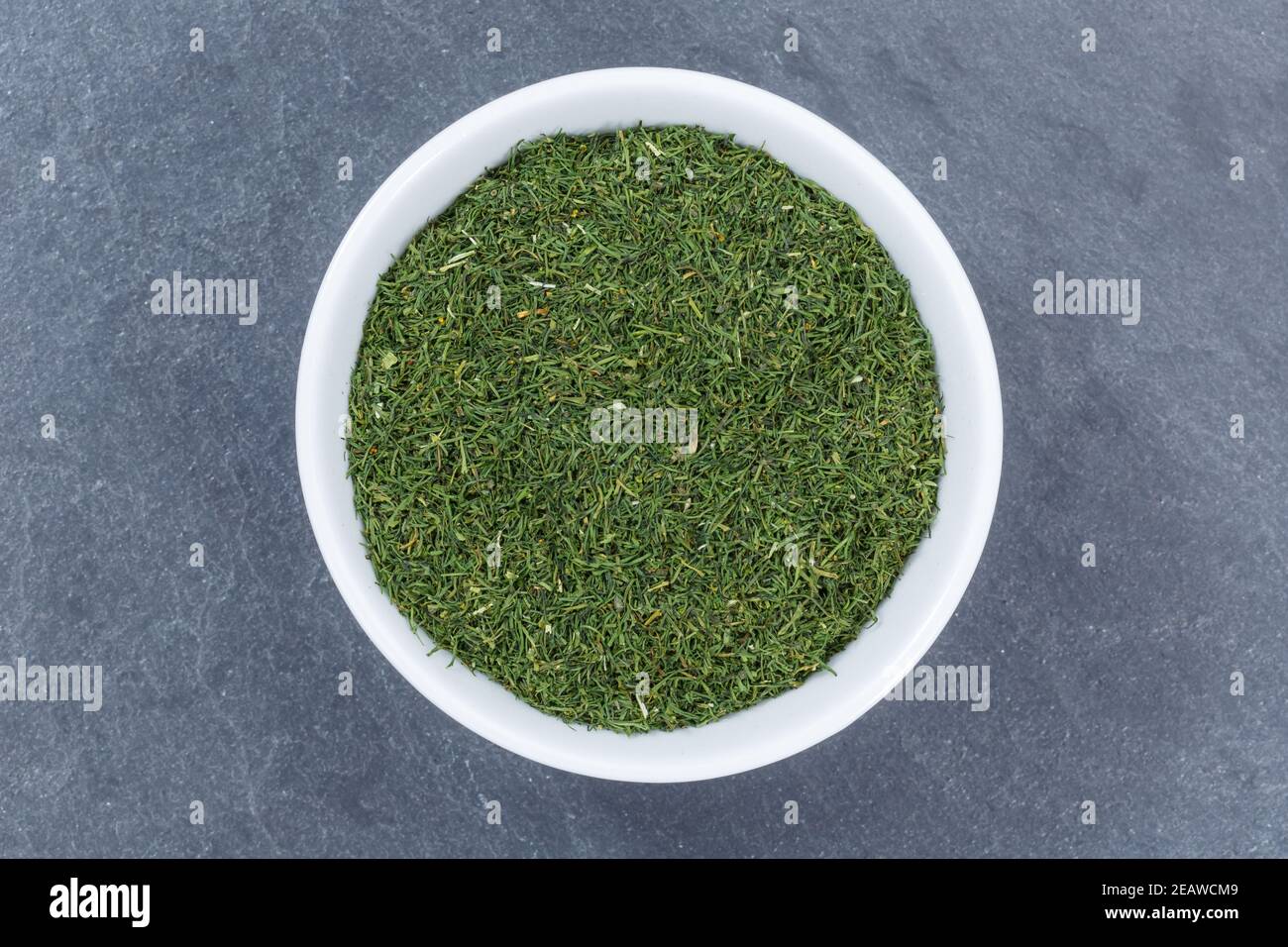 Aneto erba da sopra ciotola su un ardesia Foto Stock