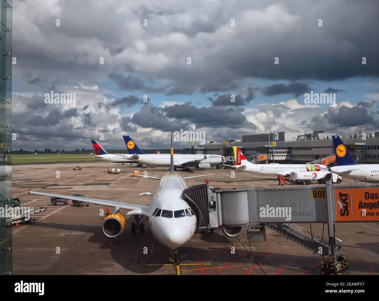 Catering Lufthansa Airplanes presso l'aeroporto internazionale di Duesseldorf Foto Stock