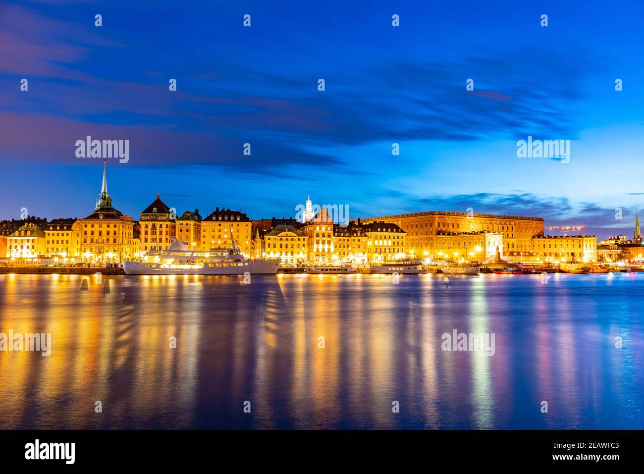 Vista al tramonto di Gamla Stan e del Palazzo reale di Stoccolma, Svezia. Foto Stock