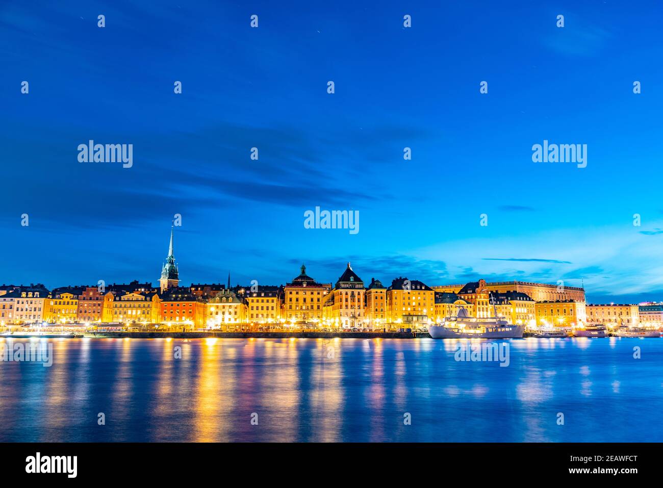 Vista al tramonto di Gamla Stan e del Palazzo reale di Stoccolma, Svezia. Foto Stock
