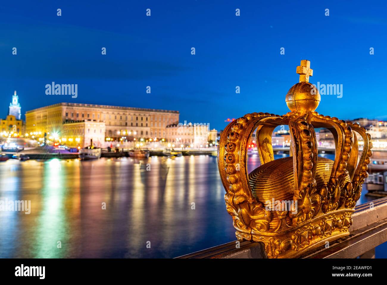 Tramonto Stoccolma vista dietro una corona d'oro ornamentale sul ponte di Skeppsholmsbron, Svezia Foto Stock