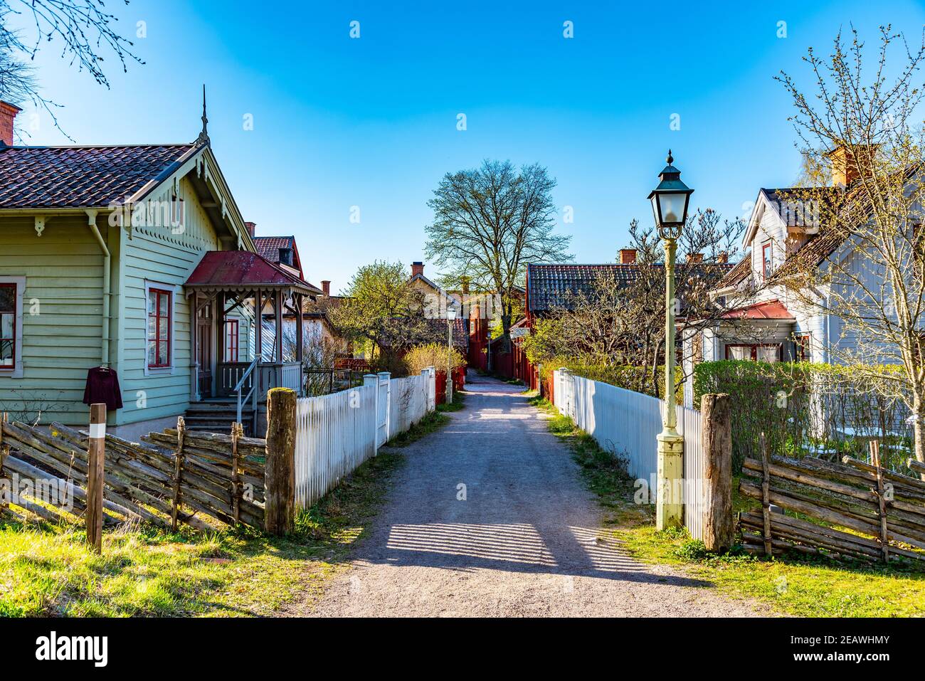 Vista sulle tradizionali case in legno nel centro storico di Gamla Linkoping, Svezia Foto Stock