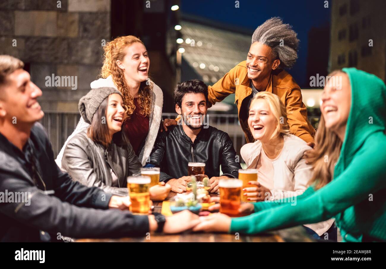 Happy People bere birra al bar birreria fuori porte - Concetto di stile di vita di amicizia con i giovani amici che si divertono insieme a. pub all'aperto Foto Stock