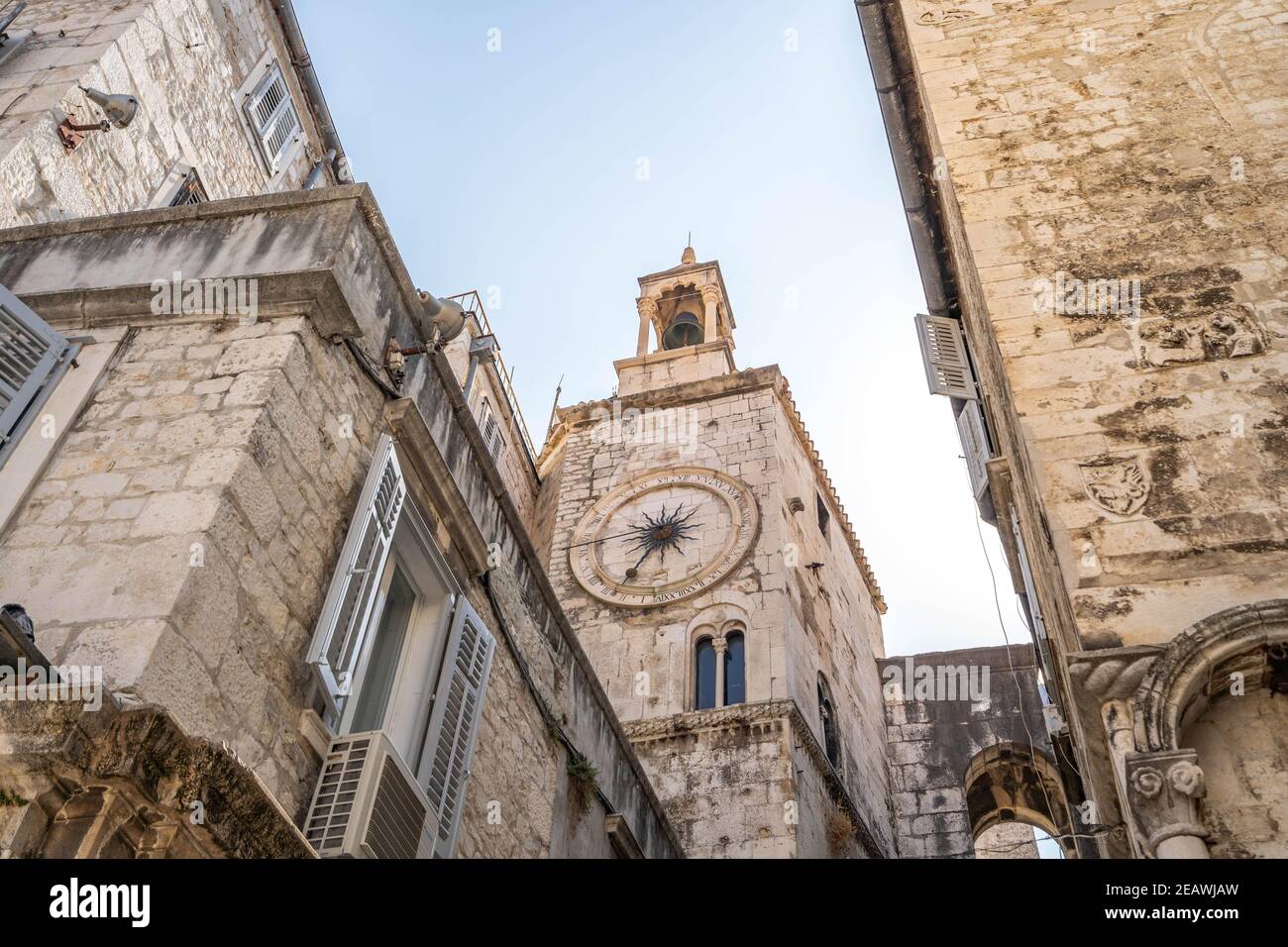 Spalato, Croazia - 14 agosto 2020: Campanile vista della Chiesa della nostra signora in antica città divisa in Croazia Foto Stock