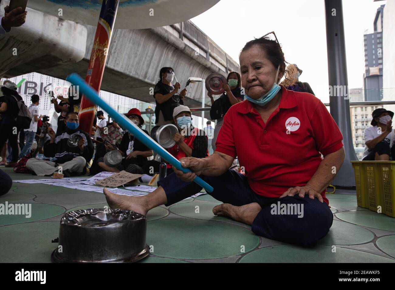 Durante la dimostrazione, un manifestante ha visto sbattere una pentola come un simbolo di "niente da mangiare". I dimostranti pro-democrazia hanno stabilito l'evento "banging contro la dittatura" sullo Skywalk di fronte al centro MBK e anche davanti al centro artistico e culturale di Bangkok (BACC). I dimostranti hanno chiesto le dimissioni del primo ministro tailandese, Prayuth Chan-ocha, e le riforme nella monarchia. Dopo che gli agenti di polizia hanno arrestato 10 dimostranti sotto varie accuse quali il mantenimento della legge sulla sanità pubblica e l'ordine e la legge sul controllo degli armamenti. I dimostranti hanno marciato verso Pathumwan pol Foto Stock