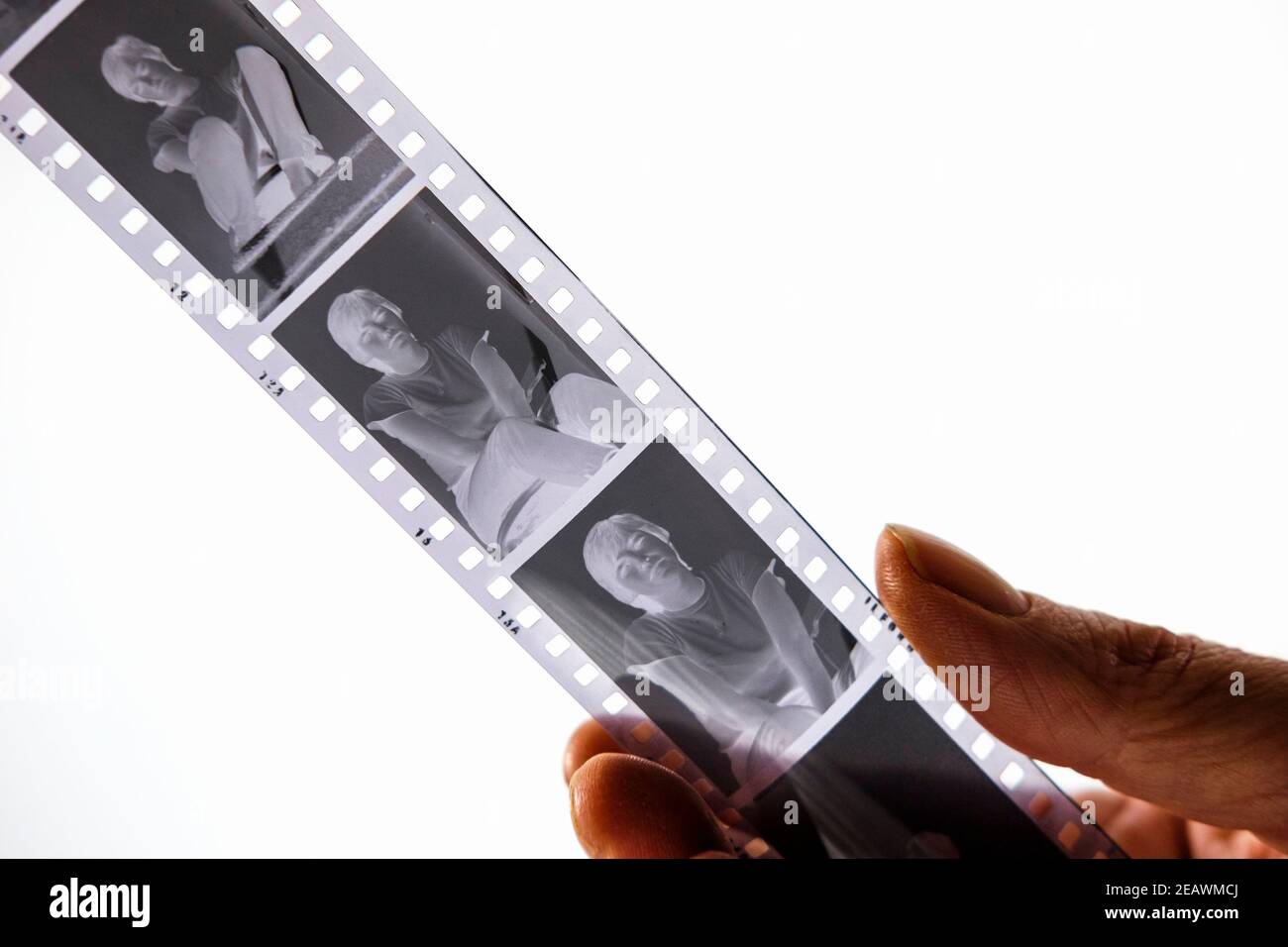 Una striscia di pellicola nera e bianca negativa da 35 mm Foto Stock